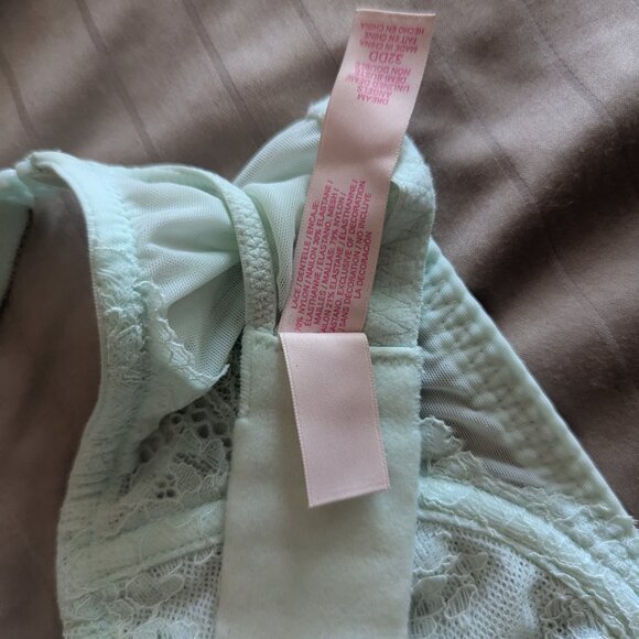 Victoria's Secret Lace Bra - Picture 2 of 3